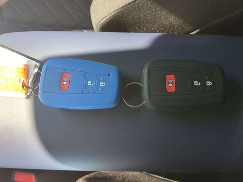 Used 2020 Toyota C-HR XLE image 25