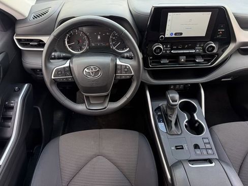Used 2025 Toyota Highlander LE image 12