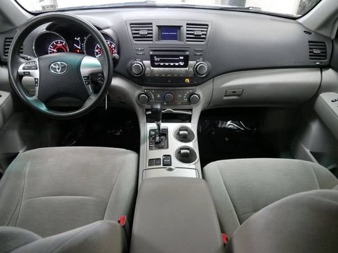 Used 2011 Toyota Highlander 2WD w/ Tech Pkg image 12