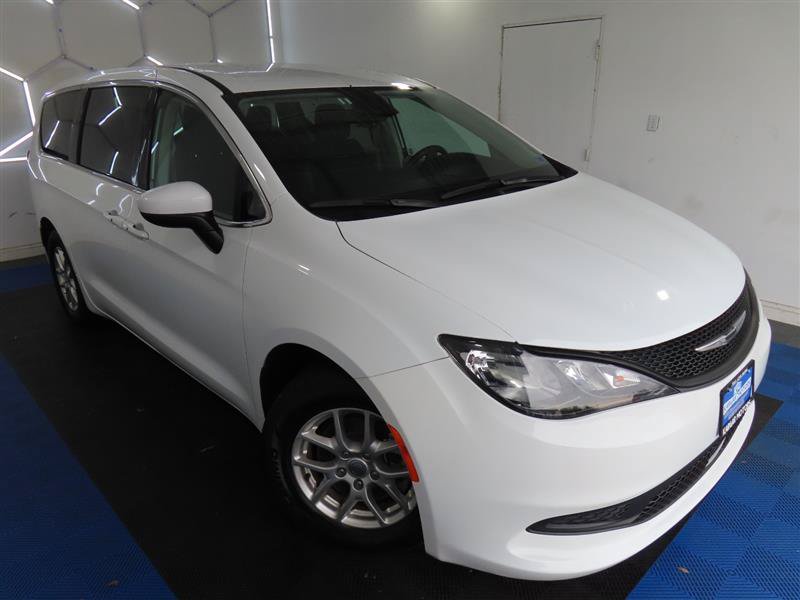 Used 2023 Chrysler Voyager LX FWD image 5