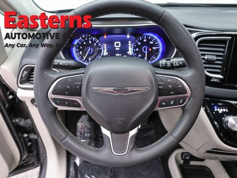 Used 2023 Chrysler Pacifica Touring-L FWD image 10