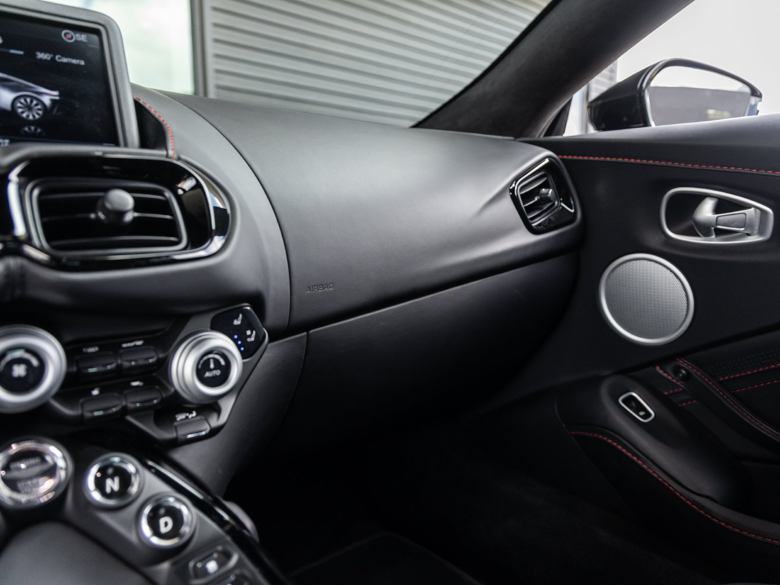 Used 2023 Aston Martin V8 Vantage Coupe RWD image 31