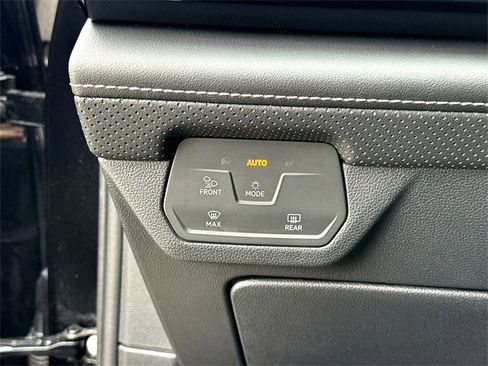 Certified 2024 Volkswagen Atlas SE image 17