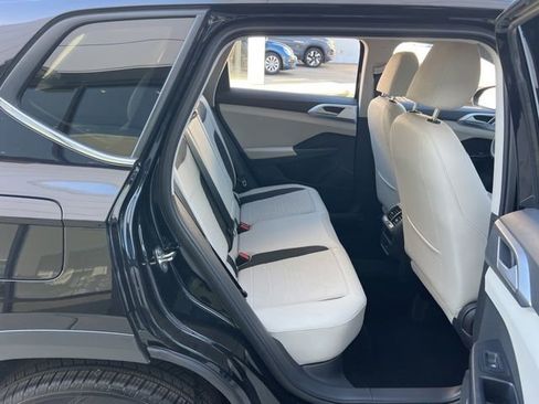 Certified 2025 Volkswagen Taos SE image 35