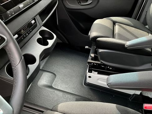 Used 2024 Mercedes-Benz Sprinter 2500 image 11