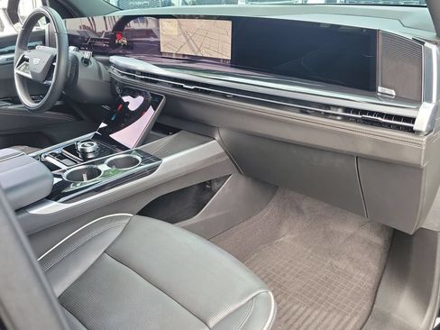 Certified 2025 Cadillac Escalade ESV Sport AWD/4WD image 29