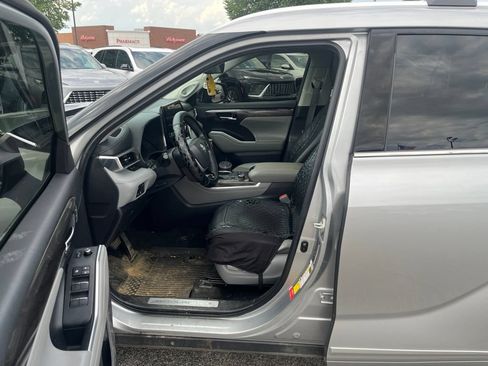 Used 2023 Toyota Highlander Limited AWD/4WD image 6