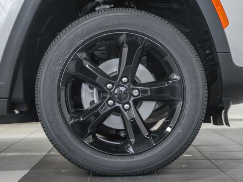 New 2025 Jeep Grand Cherokee Altitude image 15