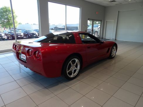 Used 2004 Chevrolet Corvette Coupe w/ Preferred Equipment Group RWD image 4