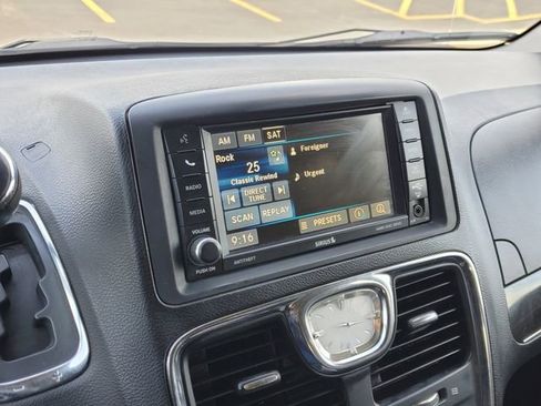 Used 2013 Chrysler Town & Country Touring FWD image 30