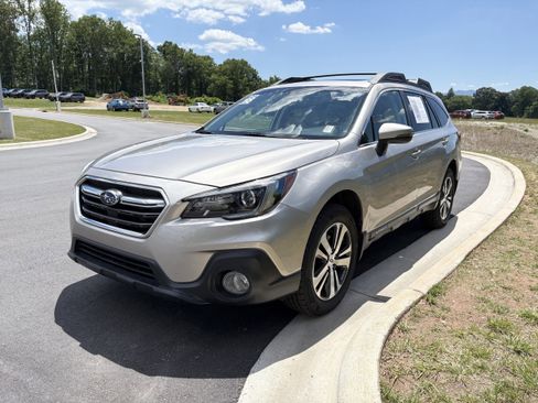 Used 2018 Subaru Outback 2.5i Limited AWD/4WD image 3