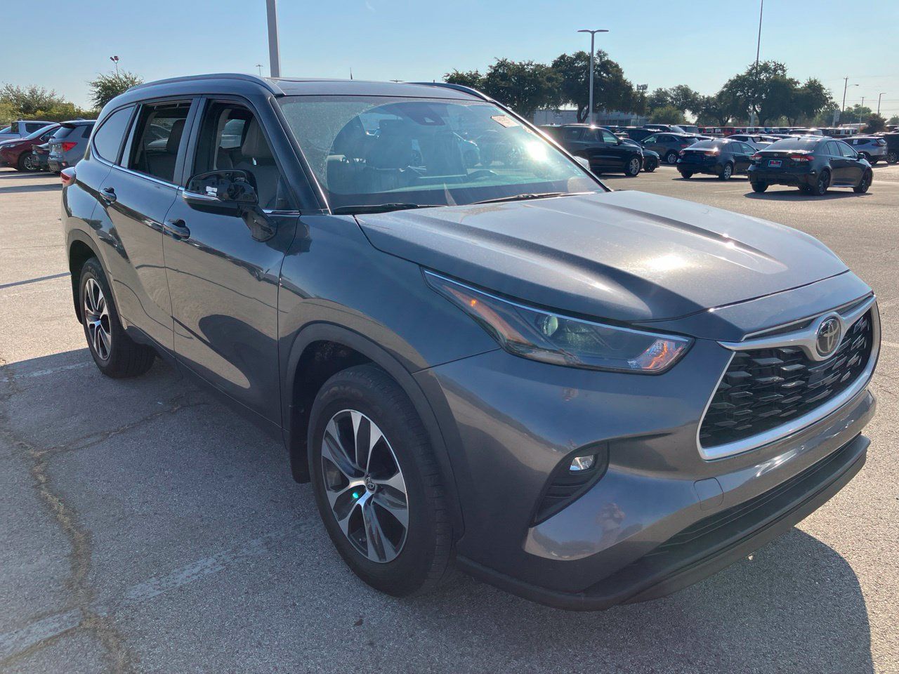 Used 2023 Toyota Highlander XLE FWD image 3