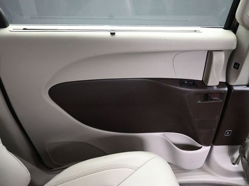 Used 2021 Chrysler Pacifica Touring-L image 54