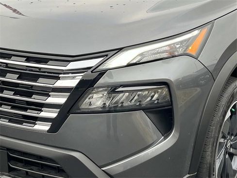 Used 2025 Nissan Rogue SV image 10