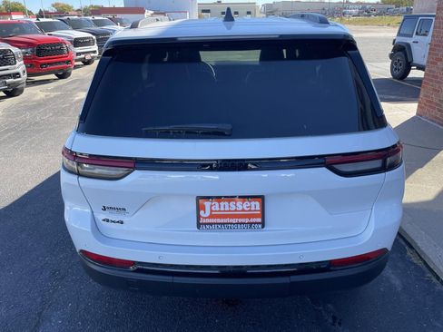 Used 2025 Jeep Grand Cherokee Altitude image 5