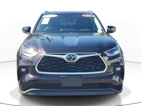Used 2021 Toyota Highlander XLE AWD/4WD image 2