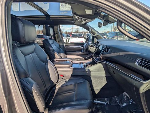 Used 2024 Jeep Wagoneer 4WD w/ Premium Group I image 10