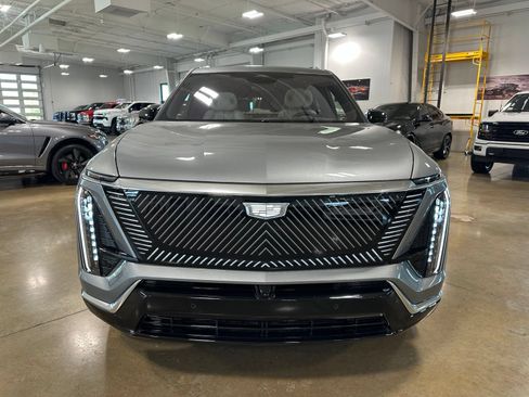 Used 2026 Cadillac Vistiq Luxury AWD/4WD image 2