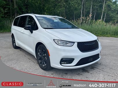 New 2026 Chrysler Pacifica Limited w/ Uconnect Theater Family Group