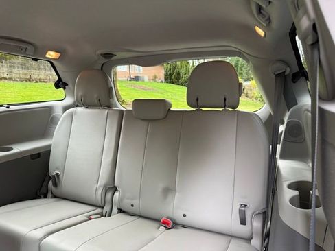 Used 2013 Toyota Sienna XLE w/ Premium Pkg image 28