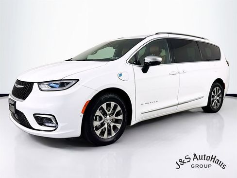 Used 2025 Chrysler Pacifica Pinnacle FWD image 3