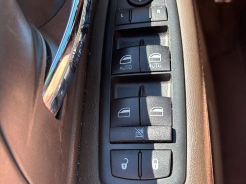 Used 2013 Chrysler Town & Country Touring-L w/ Driver Convenience Group FWD image 18