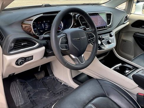 Used 2022 Chrysler Pacifica Limited FWD image 8