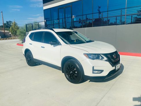 Used 2018 Nissan Rogue SV w/ Premium Package FWD image 4