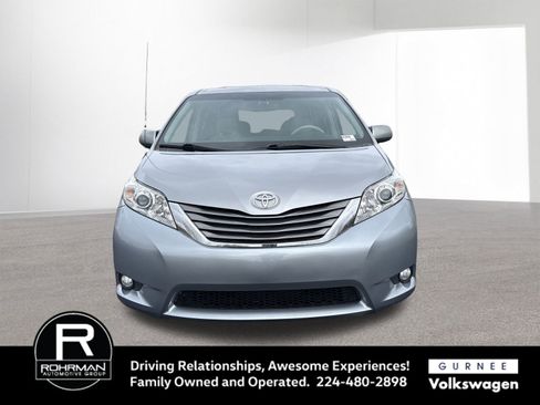 Used 2014 Toyota Sienna XLE image 3