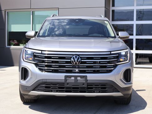 Used 2024 Volkswagen Atlas SEL AWD/4WD image 2
