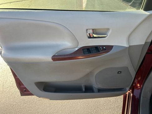 Used 2013 Toyota Sienna XLE image 4