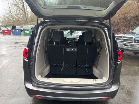 Used 2021 Chrysler Pacifica Touring-L image 15
