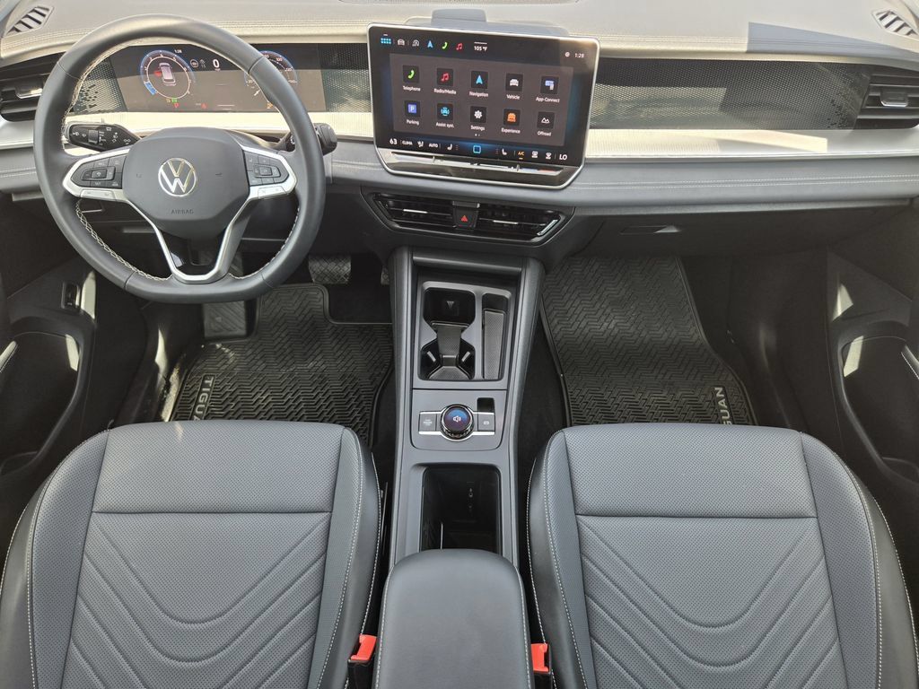 Used 2025 Volkswagen Tiguan SE AWD/4WD image 24