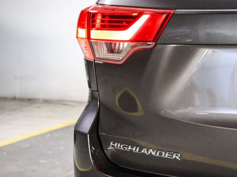 Certified 2019 Toyota Highlander Plus w/ Carpet Mat Package (TMS) FWD image 12
