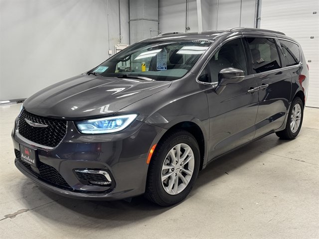 Used 2022 Chrysler Pacifica Touring AWD/4WD image 3