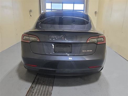 Used 2022 Tesla Model 3 Performance image 2