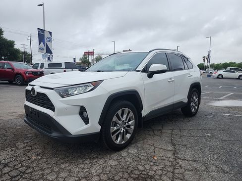 Used 2020 Toyota RAV4 XLE Premium image 7
