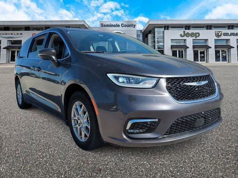 Used 2023 Chrysler Pacifica Touring-L image 2