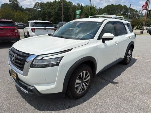 Used 2023 Nissan Pathfinder SL AWD/4WD image 3
