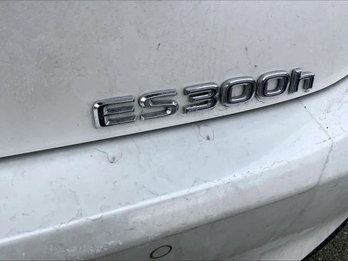 Used 2019 Lexus ES 300h w/ Premium Package image 10