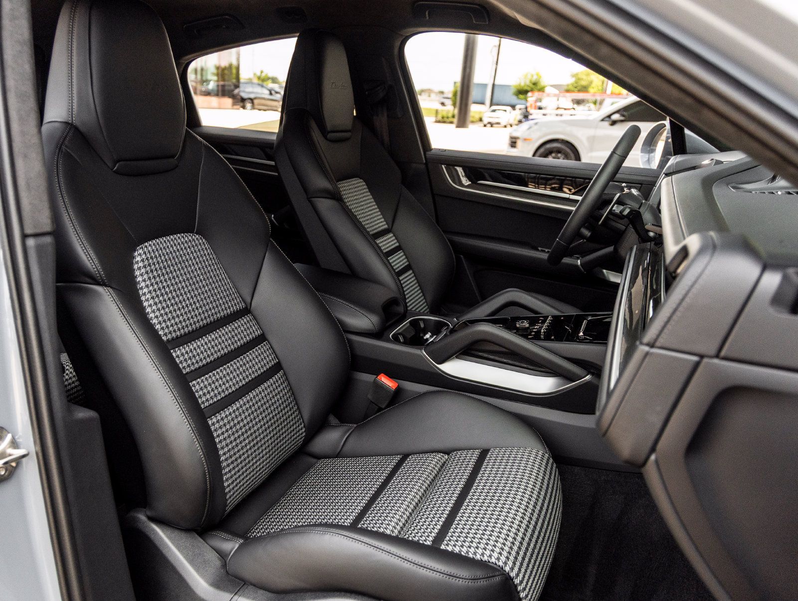 Certified 2025 Porsche Cayenne Turbo AWD/4WD image 43