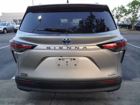 Used 2021 Toyota Sienna LE w/ LE Plus Package FWD image 10
