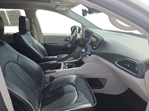 Used 2024 Chrysler Pacifica Limited image 15