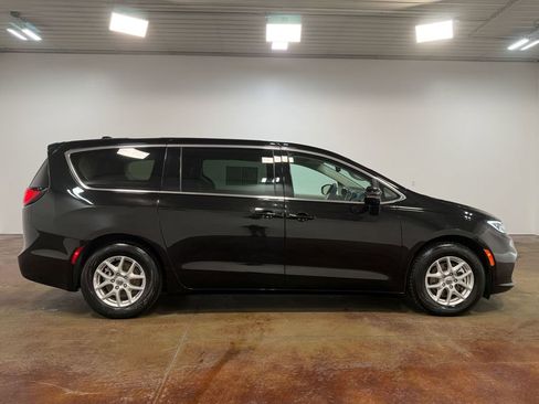 Used 2024 Chrysler Pacifica Touring-L image 22