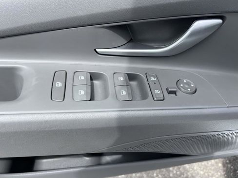 Used 2025 Hyundai Elantra SEL FWD image 17
