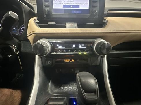 Used 2019 Toyota RAV4 LE w/ Carpet Mat Package FWD image 21