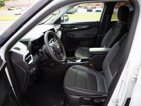 Used 2025 Chevrolet TrailBlazer LT AWD/4WD image 19