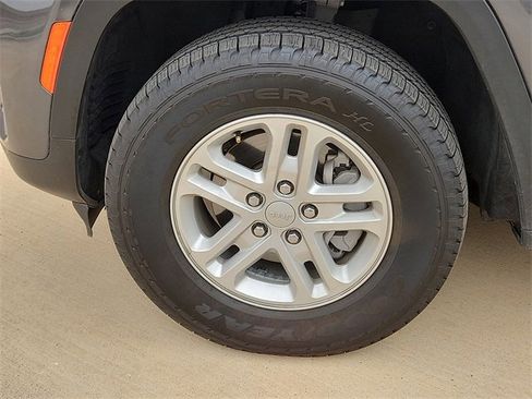 Used 2024 Jeep Grand Cherokee Laredo w/ Trailer Tow Package image 7