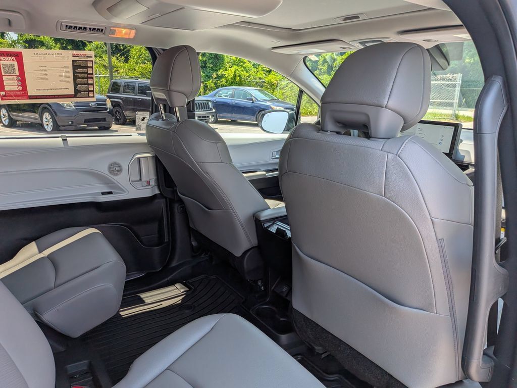 Used 2025 Toyota Sienna XLE w/ XLE Plus Package FWD image 27
