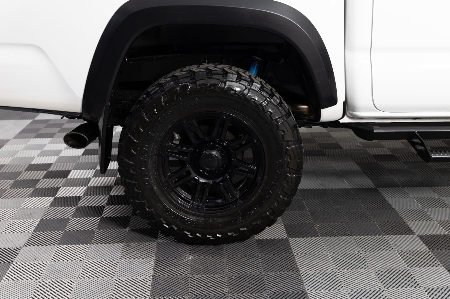 Used 2017 Toyota Tacoma TRD Off-Road w/ Premium & Technology Package AWD/4WD image 38